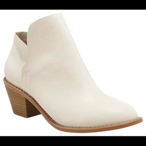 NEW Universal Thread - Indie Healed Boots/booties